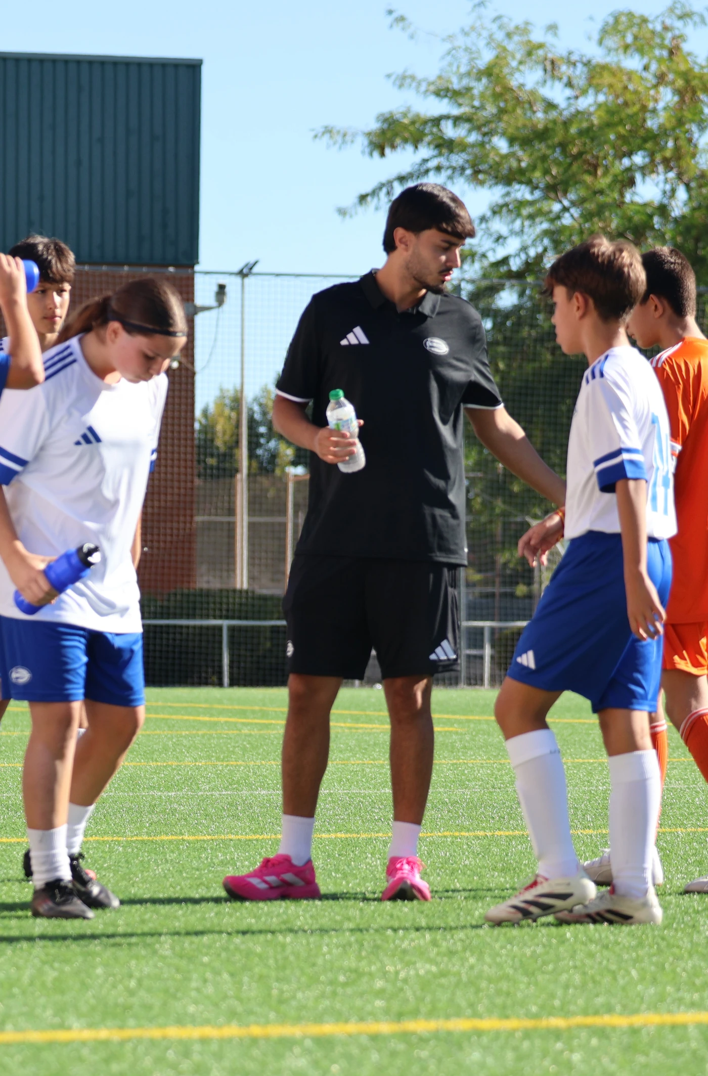Entrenador de formación con canteranos de la UD La Poveda