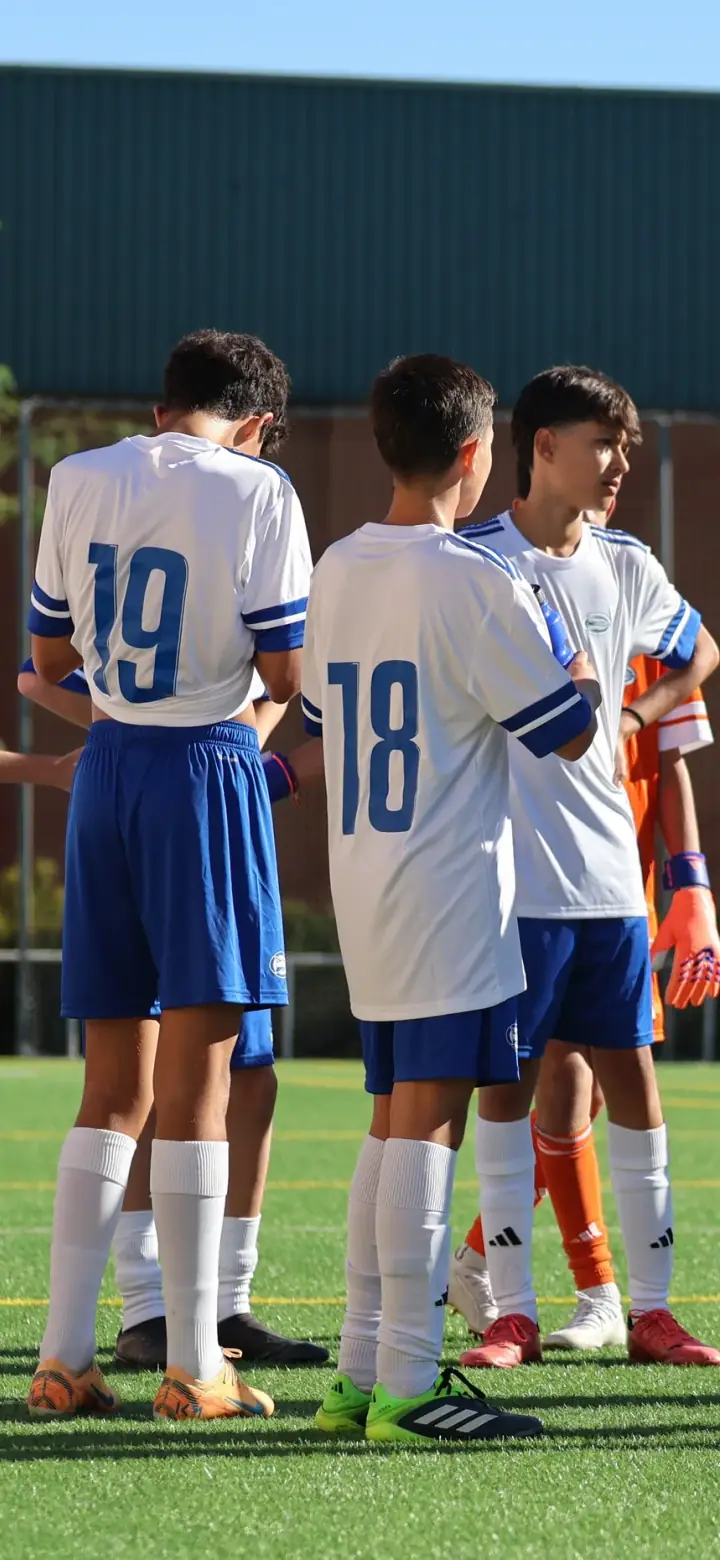 Jugadores de la UD La Poveda con la nueva equipación oficial en el Campo de Fútbol La Poveda