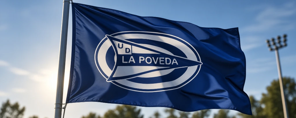 Bandera oficial de la UD La Poveda ondeando con el escudo bordado