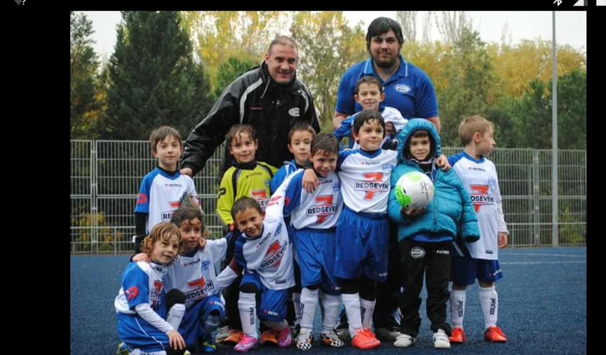 Equipo benjamín de la UD La Poveda con Álvaro Lezcano