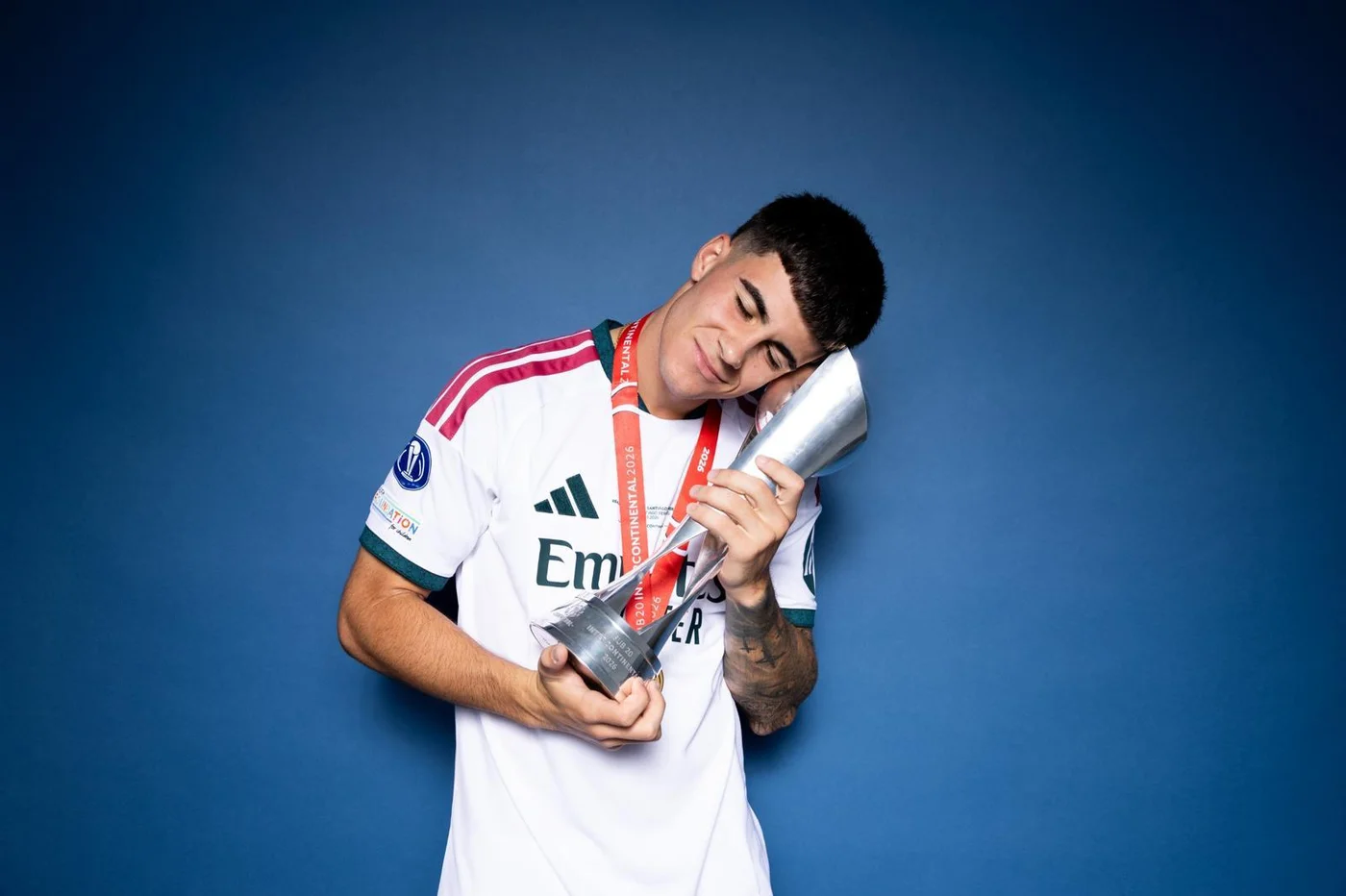 Álvaro Lezcano posando con la Copa Intercontinental Sub-20