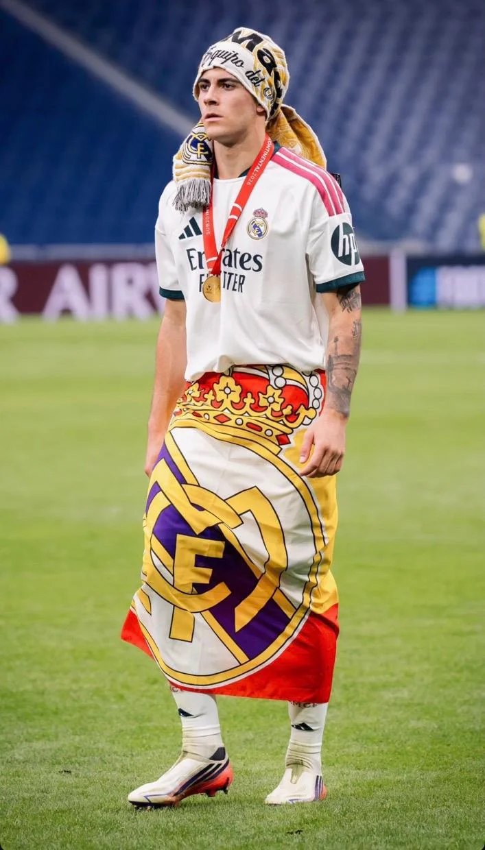 Álvaro Lezcano celebrando el título con bufanda madridista