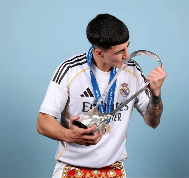 Álvaro Lezcano besando el trofeo de la UEFA Youth League con el Real Madrid