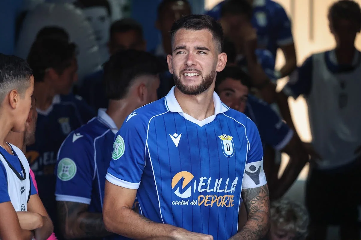 Ismael Armenteros con la equipación de la UD Melilla